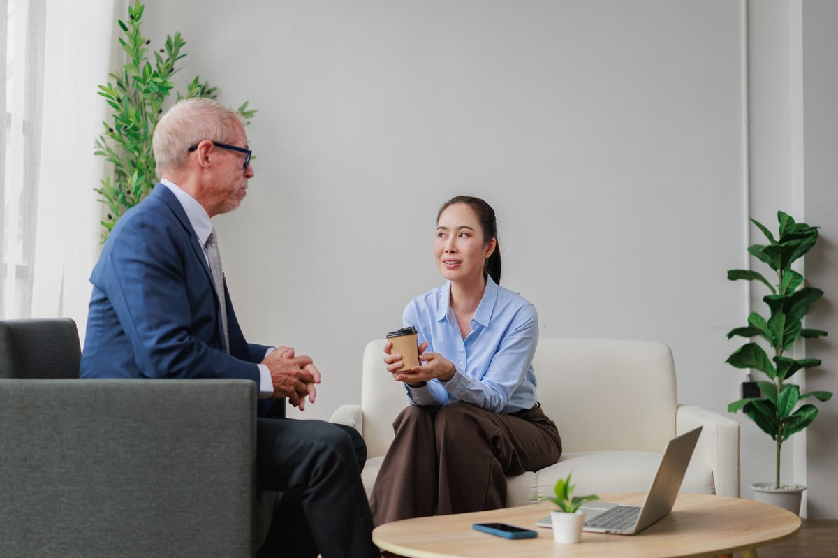 Empresaria experimentada asesorando a una emprendedora en una sesión de mentoría uno a uno